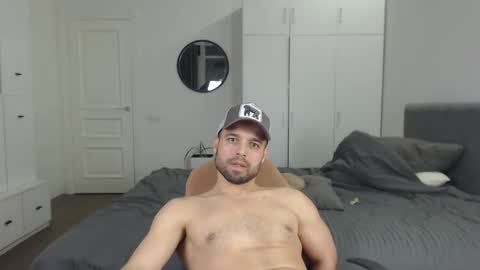 onebestlover online show from February 26, 2025, 8:11 pm