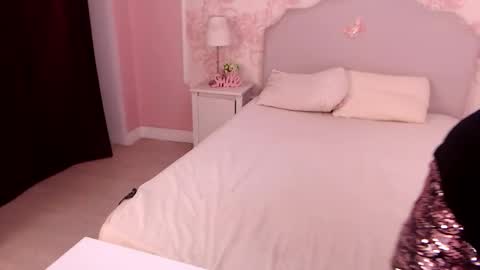 Nicole online show from October 3, 2025, 4:42 am