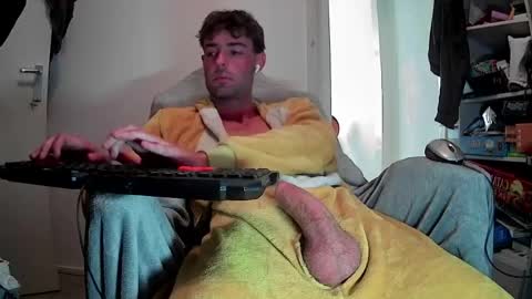 onesieboyx online show from May 27, 2026, 4:37 pm