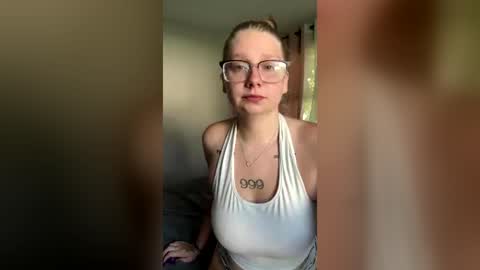 Snapshot of oohlarae22 chatting on June 29, 2026, 1:00 pm oohlarae22 online show from June 29, 2026, 1:00 pm