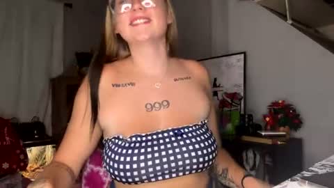 Snapshot of oohlarae22 chatting on July 14, 2026, 2:05 am oohlarae22 online show from July 14, 2026, 2:05 am