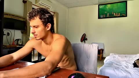 Snapshot of orlando__bloom chatting on February 8, 2026, 7:34 am Fansly and Instagram - online show from February 8, 2026, 7:34 am