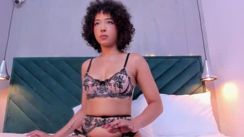 Snapshot of oshun_25 chatting on February 12, 2025, 12:33 pm Oshun online show from February 12, 2025, 12:33 pm