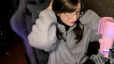 Snapshot of oskar_fucker chatting on June 1, 2026, 4:09 pm Leliana online show from June 1, 2026, 4:09 pm