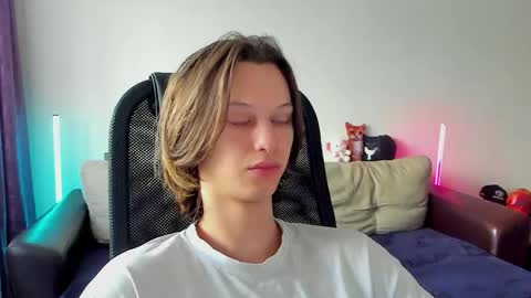 Snapshot of ostin_meoww chatting on May 10, 2026, 7:24 am Ostin online show from May 10, 2026, 7:24 am