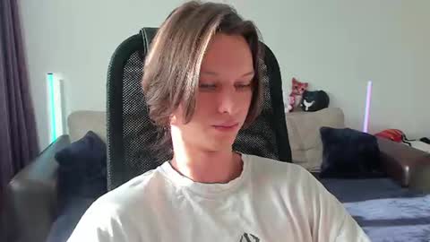 Snapshot of ostin_meoww chatting on July 4, 2026, 12:33 pm Ostin online show from July 4, 2026, 12:33 pm