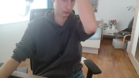 OverkneeBabe online show from February 1, 2025, 12:58 pm