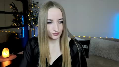 Snapshot of oxy_foxie chatting on May 20, 2026, 6:36 pm Oxy Foxie online show from May 20, 2026, 6:36 pm