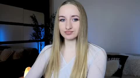 Snapshot of oxy_foxie chatting on May 23, 2026, 6:23 pm Oxy Foxie online show from May 23, 2026, 6:23 pm