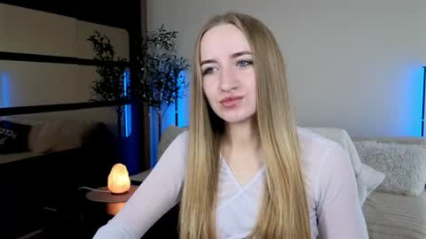 Snapshot of oxy_foxie chatting on June 8, 2026, 1:55 pm Oxy Foxie online show from June 8, 2026, 1:55 pm