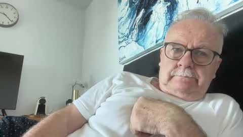 ozhairybearxxxx online show from December 19, 2024, 10:21 pm