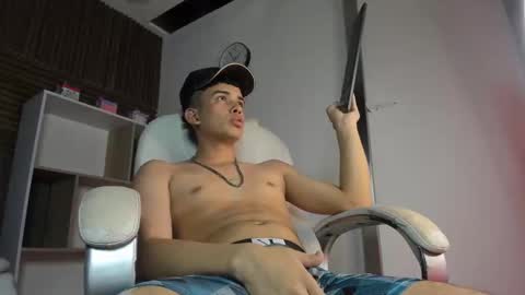 Painlee online show from September 17, 2025, 8:32 pm