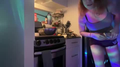 Leeloo online show from October 4, 2025, 7:39 am