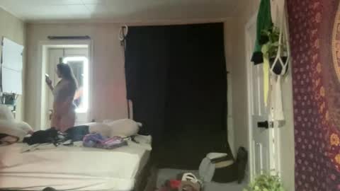 Snapshot of pantiesofthefae chatting on March 4, 2025, 12:18 am Pantiesofthefae online show from March 4, 2025, 12:18 am