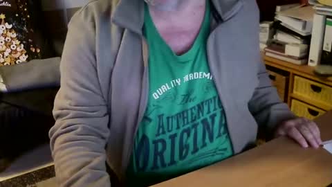 papa309348689 online show from January 8, 2025, 11:32 am