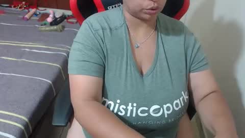 Snapshot of pareja_explosivasexx chatting on May 24, 2026, 11:37 am Luna online show from May 24, 2026, 11:37 am