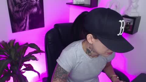 Snapshot of paris_dangelo chatting on February 27, 2025, 1:16 am Paris D angelo online show from February 27, 2025, 1:16 am