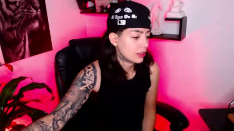 Snapshot of paris_dangelo chatting on April 21, 2026, 2:26 am Paris D angelo online show from April 21, 2026, 2:26 am
