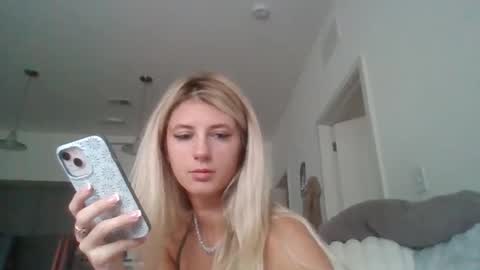 parisbaby2000 online show from September 16, 2025, 1:56 pm