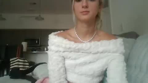 parisbaby2000 online show from September 17, 2025, 1:57 pm