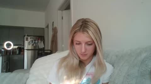 parisbaby2000 online show from October 6, 2025, 2:25 pm