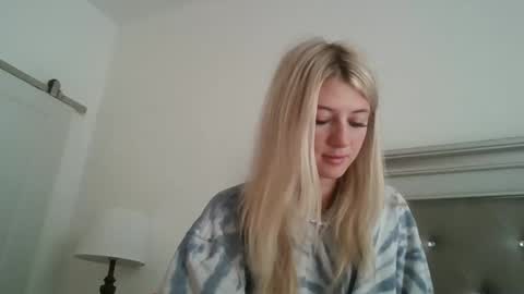 parisbaby2000 online show from October 21, 2025, 1:23 pm