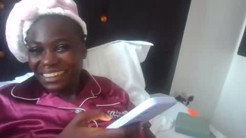 Evvie online show from December 2, 2025, 6:41 am