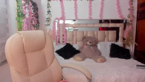 paulha_miller online show from September 12, 2025, 12:05 pm