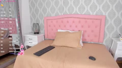 paulina lux online show from March 22, 2026, 1:58 pm