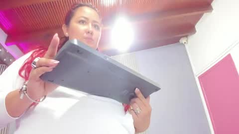 paulinna_curvy online show from April 18, 2026, 7:07 pm