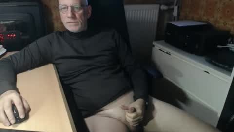 Snapshot of pemue65 chatting on December 16, 2025, 7:24 am Pemue65 online show from December 16, 2025, 7:24 am