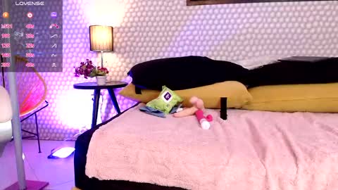 Snapshot of penelopee_28 chatting on April 24, 2026, 4:26 am Penelope Lets get to 100 hands up online show from April 24, 2026, 4:26 am