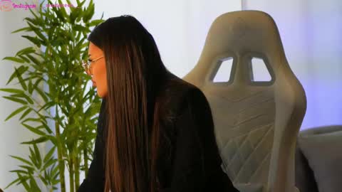 Dee online show from February 13, 2025, 9:09 am