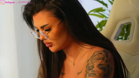 Dee online show from March 8, 2025, 1:25 pm