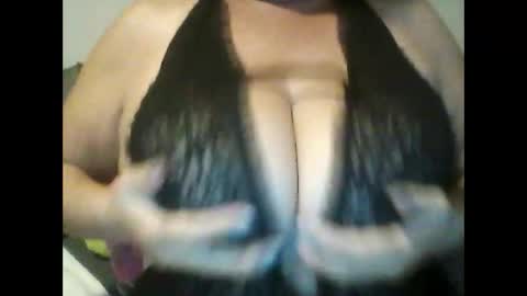 perlita070822 online show from April 17, 2026, 2:25 am