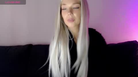 Isabella online show from October 28, 2025, 11:25 am