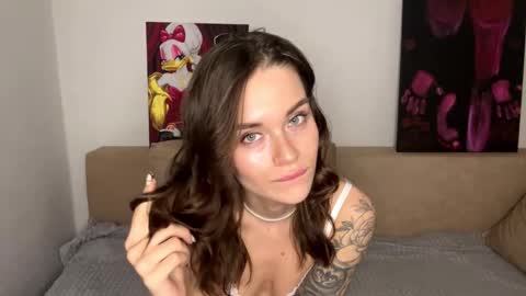 Snapshot of petal_couple chatting on December 18, 2025, 2:23 pm Oliver and Leona online show from December 18, 2025, 2:23 pm