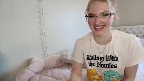 Snapshot of petite_cupcake chatting on April 21, 2026, 4:12 pm Little cupcake online show from April 21, 2026, 4:12 pm