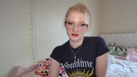 Snapshot of petite_cupcake chatting on May 5, 2026, 7:44 pm Little cupcake online show from May 5, 2026, 7:44 pm