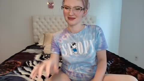 Snapshot of petite_cupcake chatting on July 7, 2026, 5:28 pm Little cupcake online show from July 7, 2026, 5:28 pm