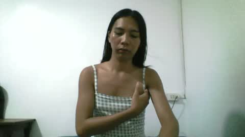 Snapshot of petite_dicklover chatting on June 13, 2026, 6:00 am Yuriee online show from June 13, 2026, 6:00 am