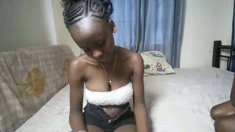 petite_funnie online show from November 15, 2025, 7:38 am