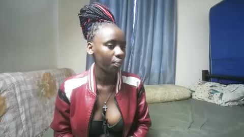 petite_funnie online show from December 1, 2025, 5:01 am