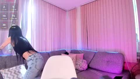 Snapshot of petite_linda chatting on September 9, 2025, 7:57 pm Linda online show from September 9, 2025, 7:57 pm