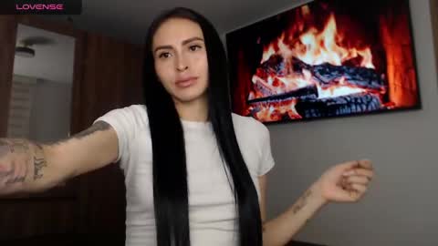 Snapshot of petite_linda chatting on May 4, 2026, 10:06 pm Linda online show from May 4, 2026, 10:06 pm