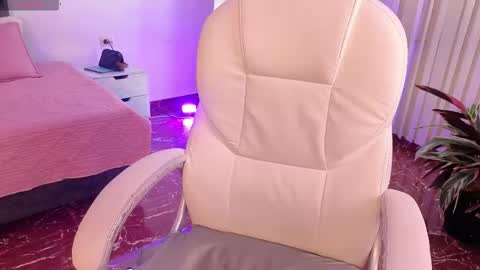 petite_molly_ online show from November 12, 2025, 1:22 pm