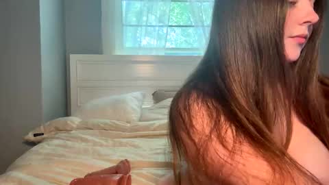 Snapshot of petitegirluvsdick chatting on June 4, 2026, 6:36 pm Bella online show from June 4, 2026, 6:36 pm