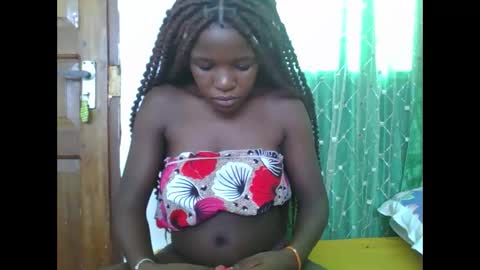 petitesweetchiq online show from March 4, 2026, 7:25 am