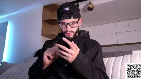 Snapshot of phantom_bigger1 chatting on February 1, 2026, 10:52 pm phantom_bigger1 online show from February 1, 2026, 10:52 pm