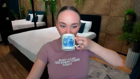 Emelie online show from November 10, 2025, 4:17 pm